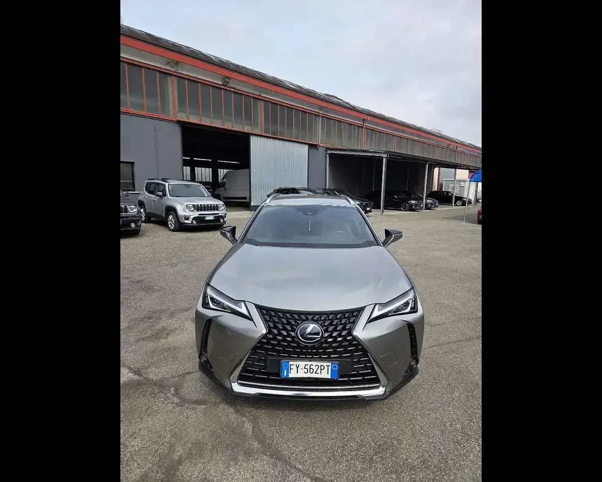 Usata Lexus UX 250h 145 CV (106 kW) 2019 Argento SUV