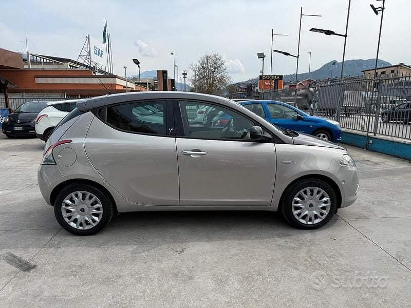 Usata Lancia Ypsilon 69 CV (50 kW) 2014 Grigio Utilitaria