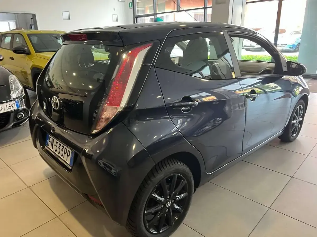 Usata Toyota Aygo Cool 69 CV (50 kW) 2018 Blu scuro metalizzato Utilitaria