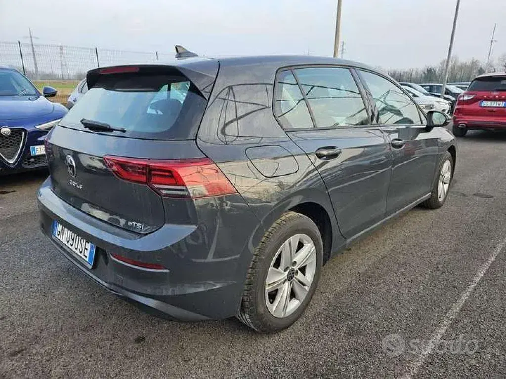 Usata VW Golf VIII Life 110 CV (80 kW) 2023 Grigio Berlina