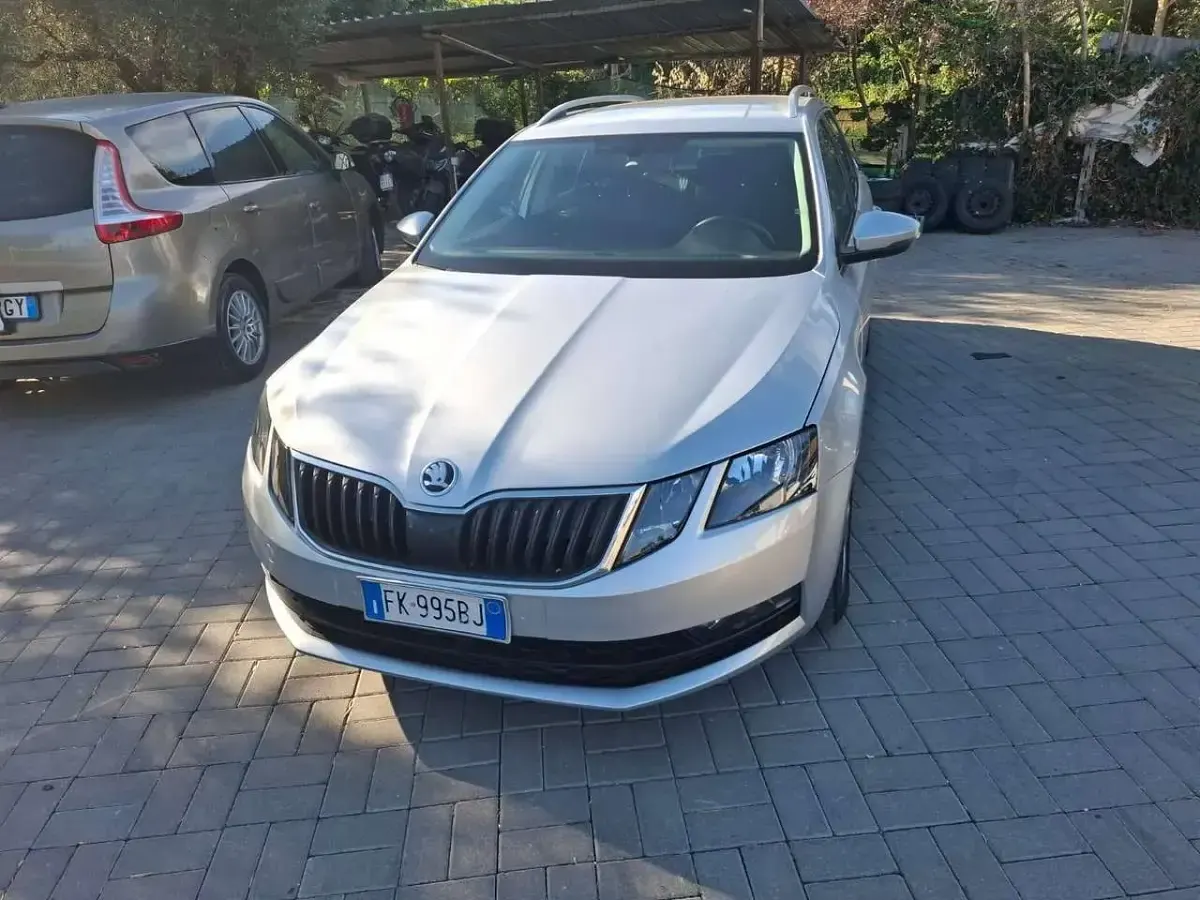 Usata Skoda Octavia Executive 116 CV (85 kW) 2017 Argento Station wagon