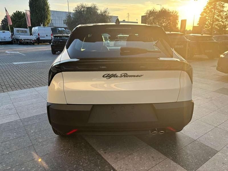 Nuova Alfa Romeo Junior 136 CV (100 kW) 2025 Bianco sempione con tetto nero SUV