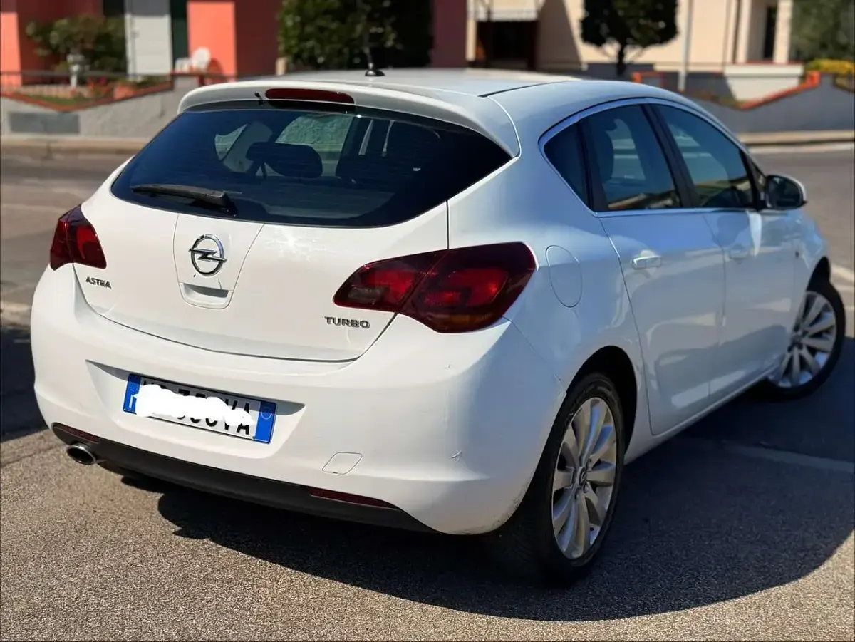 Usata Opel Astra Cosmo 140 CV (102 kW) 2011 Bianco Berlina