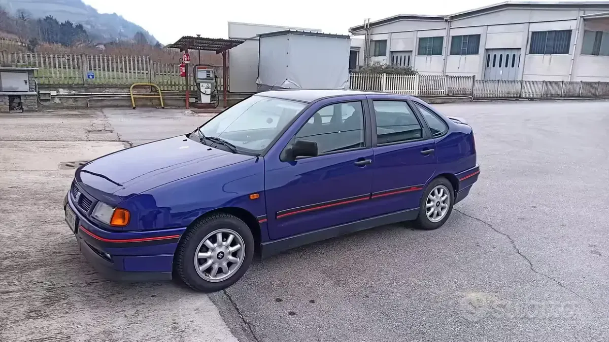 Usata Seat Cordoba 75 CV (55 kW) 1994 Blu Berlina