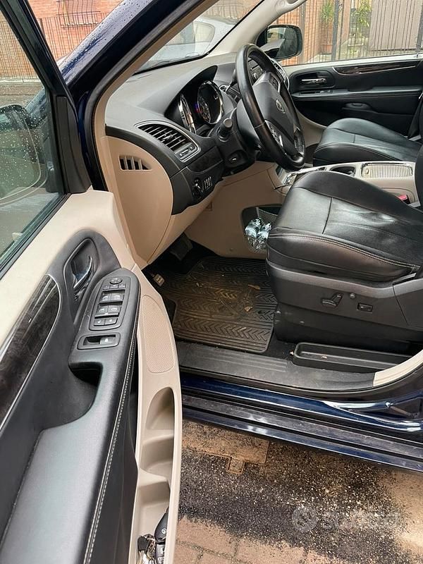 Usata Lancia Voyager 177 CV (130 kW) 2012 Blu Monovolume