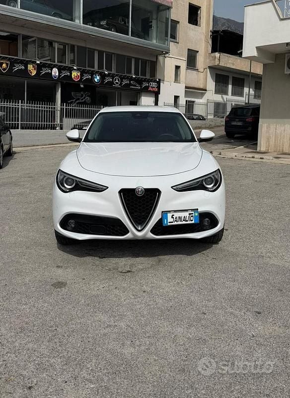 Begagnad Alfa Romeo Stelvio Executive 210 HK (154 kW) 2019 Vit SUV