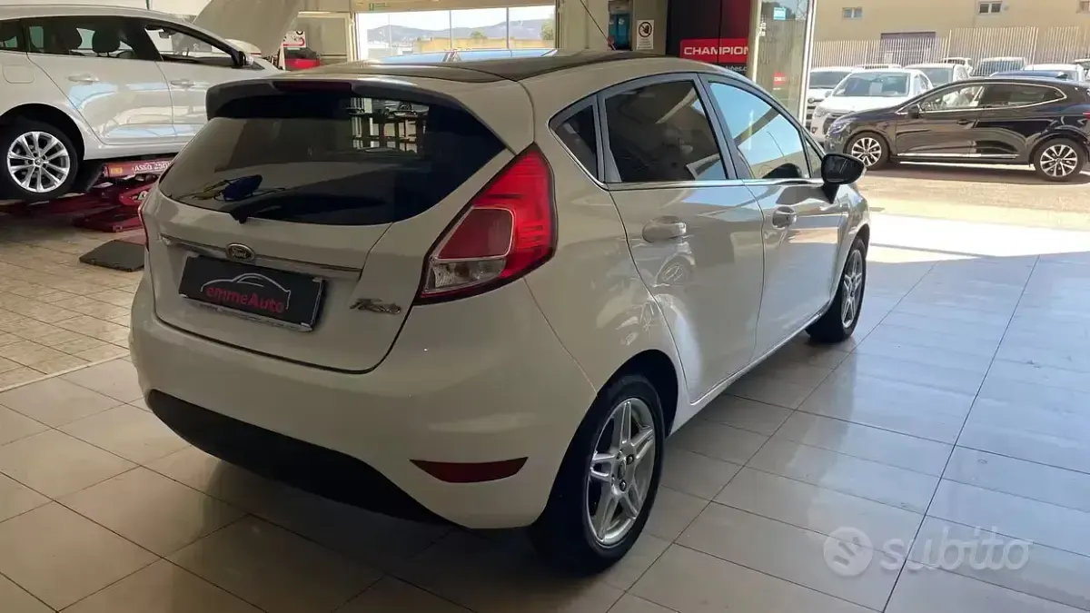 Usata Ford Fiesta 75 CV (55 kW) 2015 Bianco Utilitaria