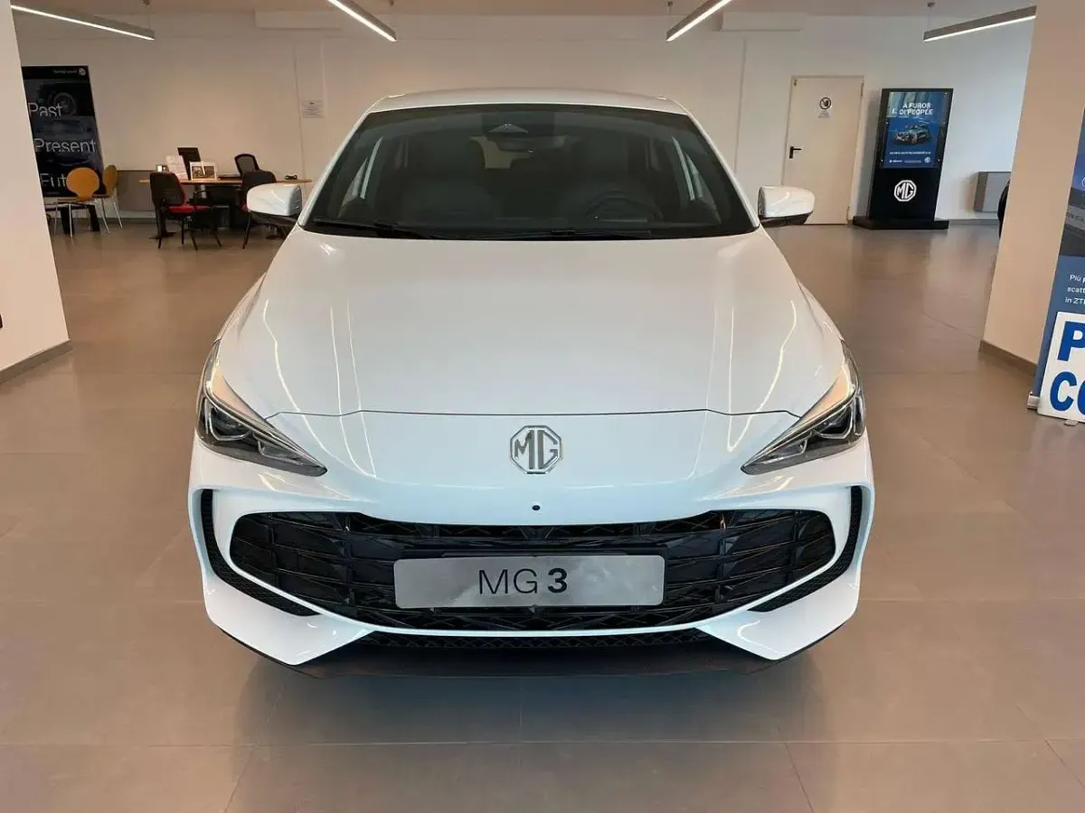 Nuova MG MG3 Luxury 194 CV (142 kW) 2026 Dover white Utilitaria