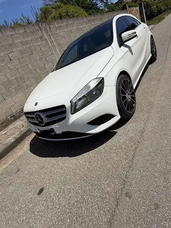 Käytetty Mercedes A200 Premium 140 HP (102 kW) 2015 Tila-auto