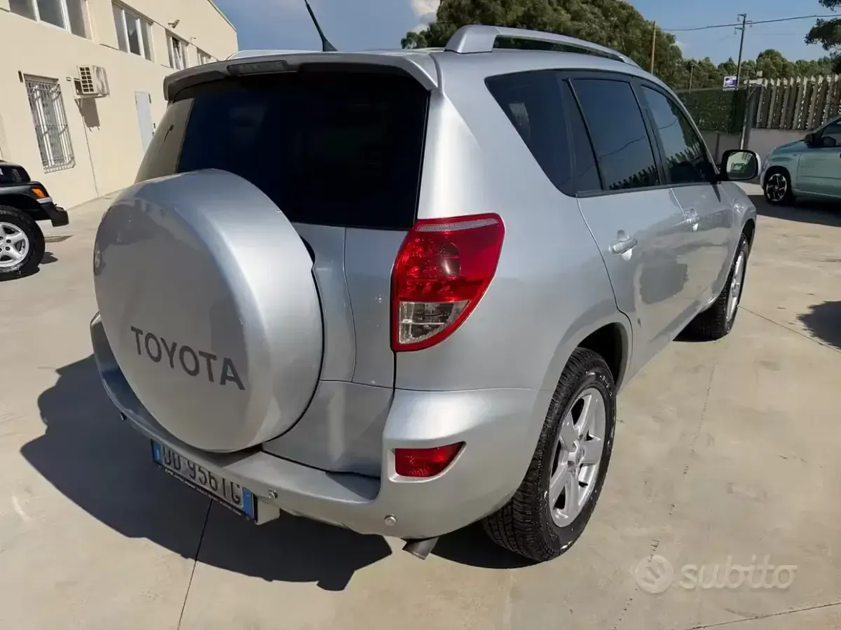 Usata Toyota RAV4 Luxury 136 CV (100 kW) 2006 Grigio SUV