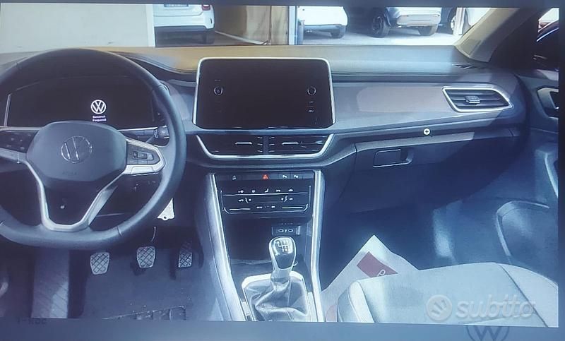 Usata VW T-Roc R-line 116 CV (85 kW) 2023 Blu SUV