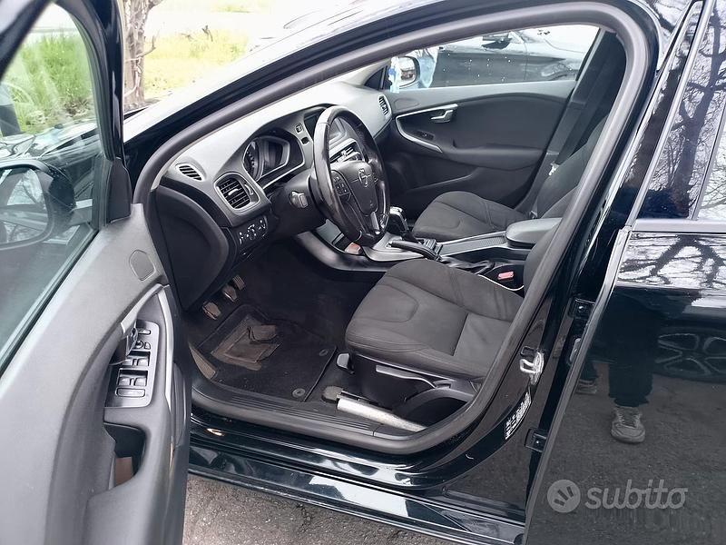 Usata Volvo V40 120 CV (88 kW) 2017 Nero Berlina