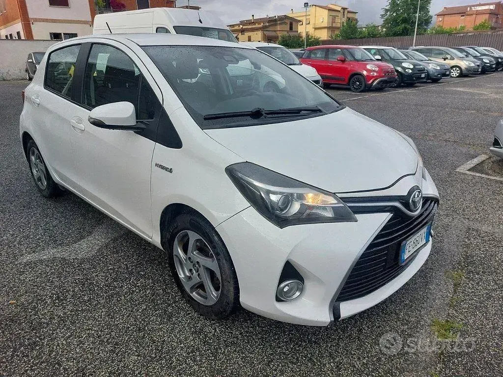 Usata Toyota Yaris Hybrid 73 CV (53 kW) 2016 Bianco Berlina