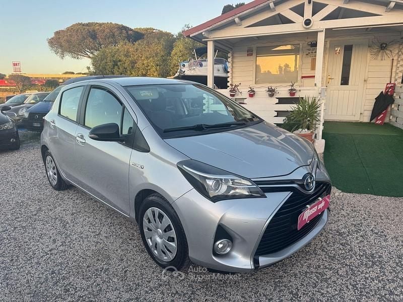 Usata Toyota Yaris Hybrid Business Edition 73 CV (53 kW) 2015 Argento Berlina
