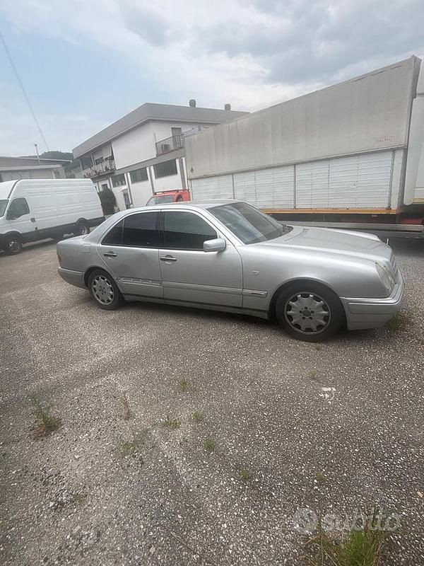 Usata Mercedes E200 136 CV (100 kW) 1999 Grigio Berlina