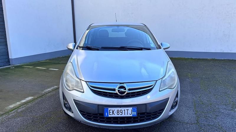 Usata Opel Corsa 65 CV (47 kW) 2012 Argento Utilitaria