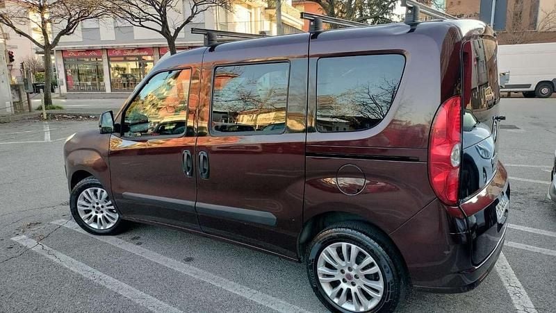 Usata Fiat Doblò Dynamic 135 CV (99 kW) 2011 Marrone Monovolume