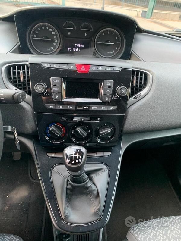 Usata Lancia Ypsilon Gold 69 CV (50 kW) 2022 Rosso Utilitaria