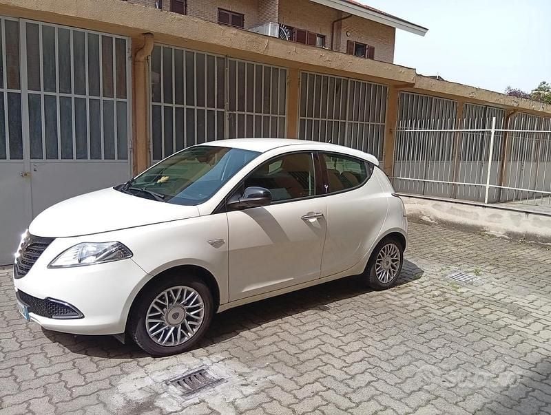 Usata Lancia Ypsilon 69 CV (50 kW) 2014 Bianco Utilitaria