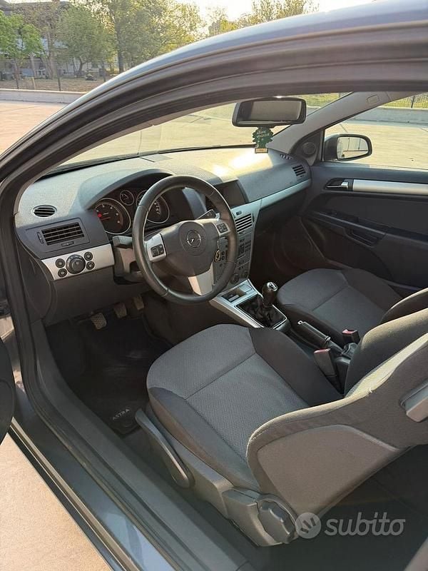 Occasion Opel Astra GTC Enjoy 110 ch (80 kW) 2009 Gris Berline