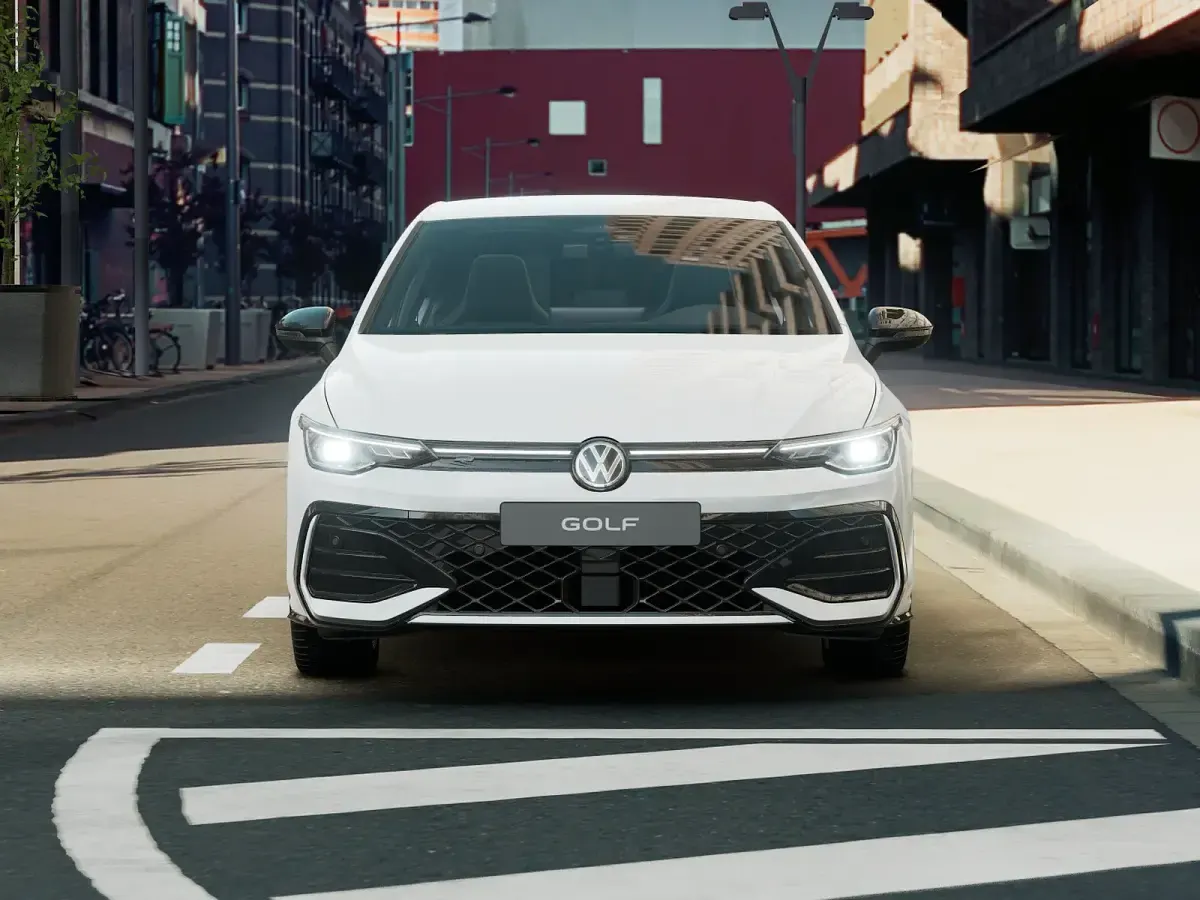 Nuova VW Golf VIII R-line Plus 150 CV (110 kW) 2026 Dolphin grey metallizzato Berlina