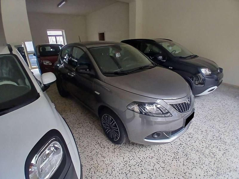 Usata Lancia Ypsilon Gold 69 CV (50 kW) 2022 Grigio Utilitaria