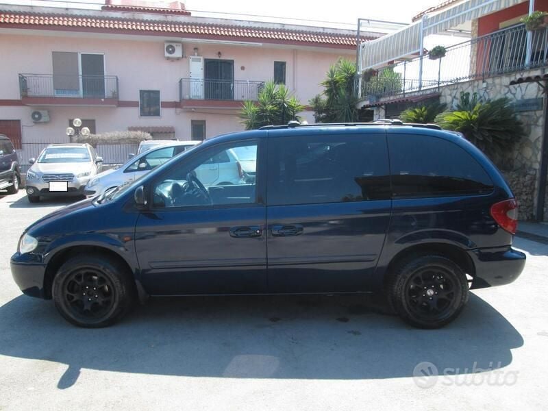 Usata Chrysler Voyager 150 CV (110 kW) 2005 Blu Monovolume