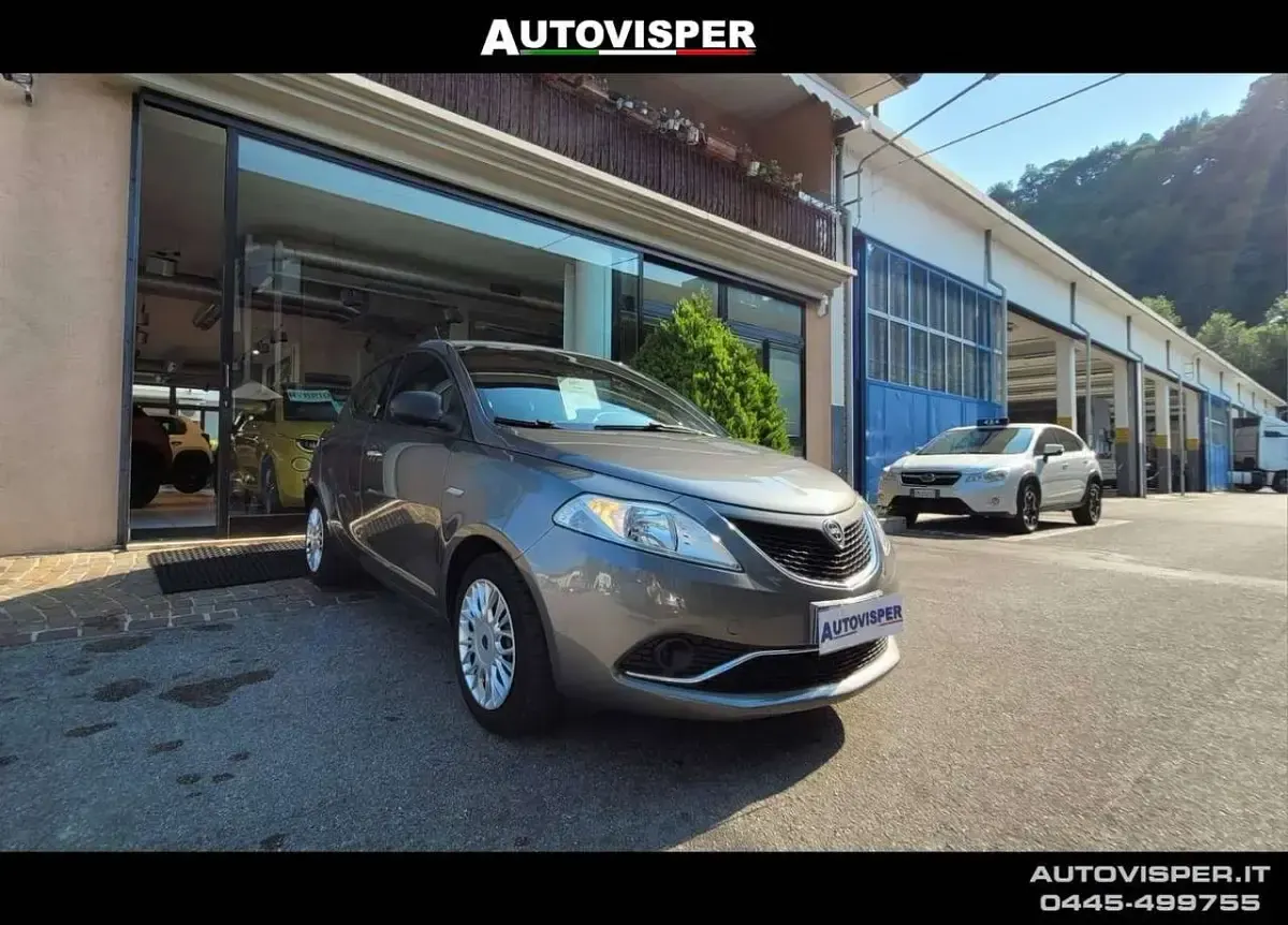 Usata Lancia Ypsilon Silver 69 CV (50 kW) 2017 Grigio Utilitaria