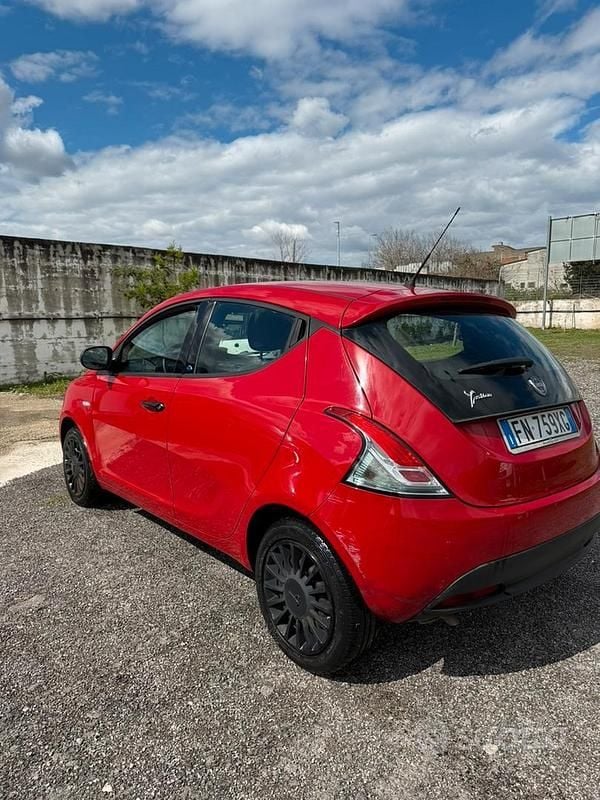 Usata Lancia Ypsilon 69 CV (50 kW) 2018 Rosso Utilitaria