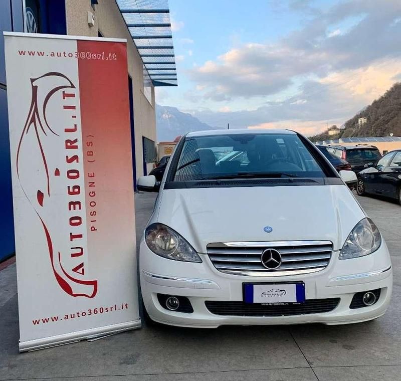 Bianco pastello Usata 2009 Mercedes A160 Avantgarde Tre volumi | 4200 € (Cara) - Immagine 1/4