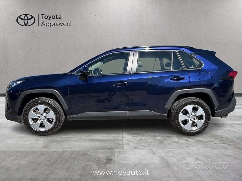Usata Toyota RAV4 Hybrid Active 218 CV (160 kW) 2022 Blu/azzurro SUV