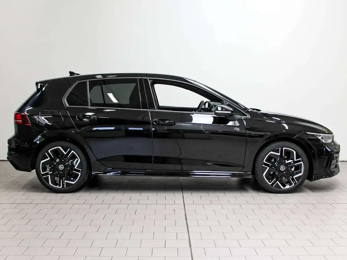 Nuova VW Golf VIII R-line Plus 116 CV (85 kW) 2026 Nero met