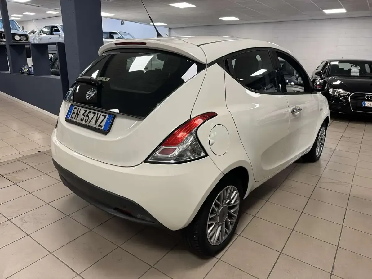Usata Lancia Ypsilon Silver 69 CV (50 kW) 2013 Bianco Utilitaria