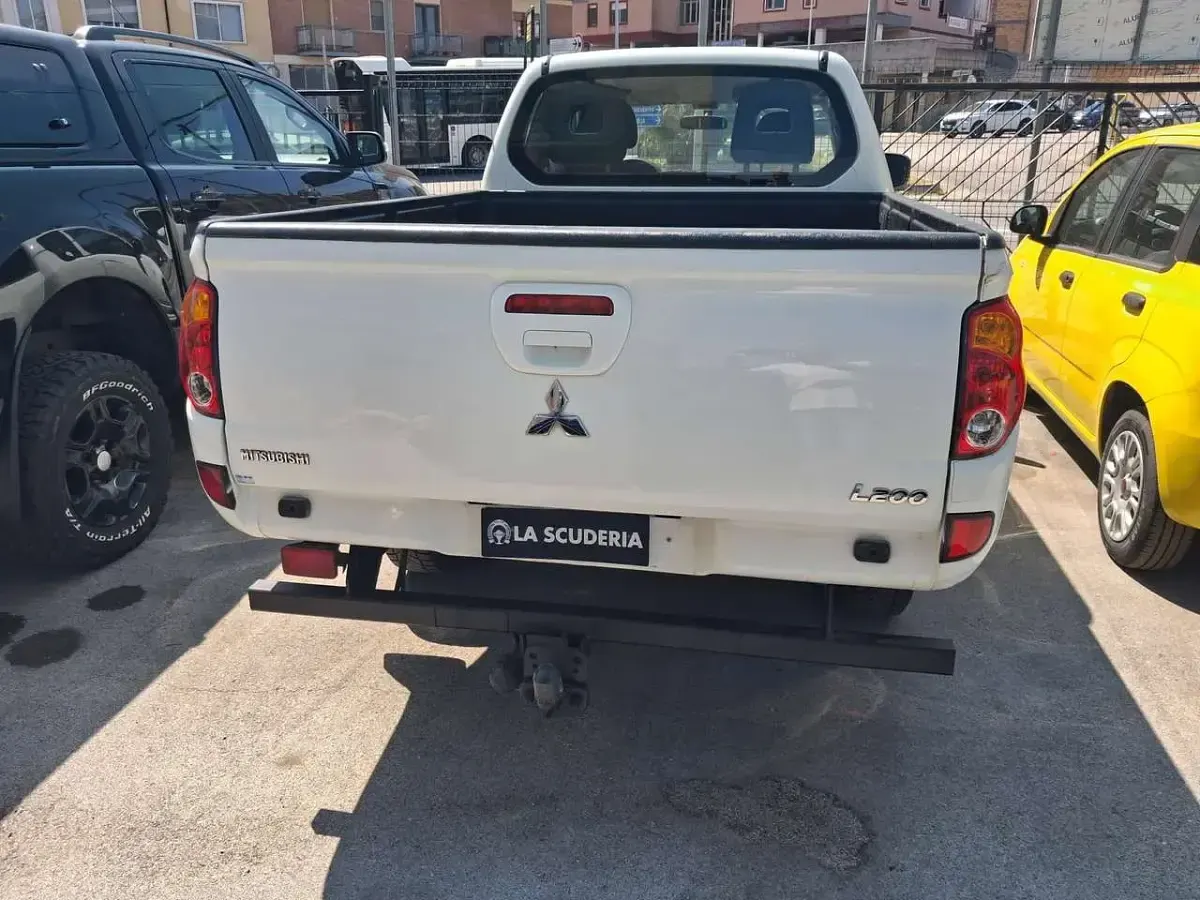 Usata Mitsubishi L200 Inform 136 CV (100 kW) 2012 Blu Pick-up