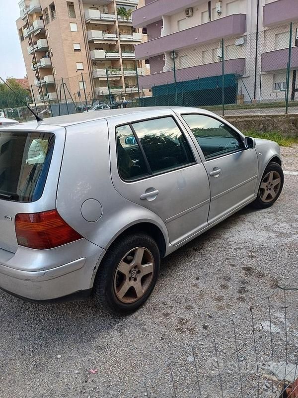Usata VW Golf IV 105 CV (77 kW) 2002 Grigio Utilitaria
