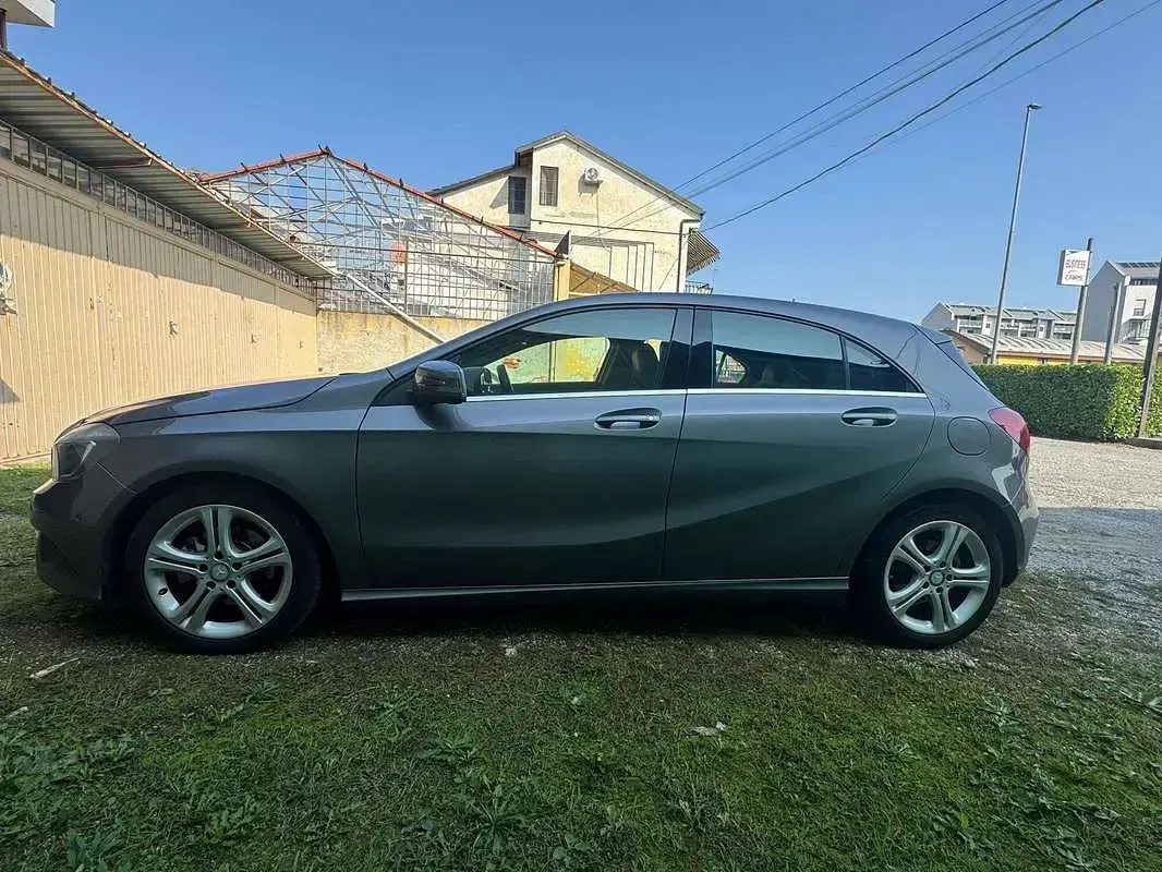 Usata Mercedes A180 122 CV (89 kW) 2013 Grigio Utilitaria