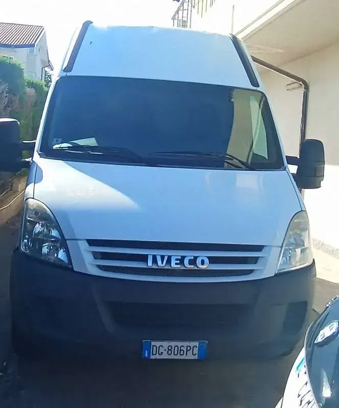 Usata Iveco Daily 97 CV (71 kW) 2007 Bianco Furgone