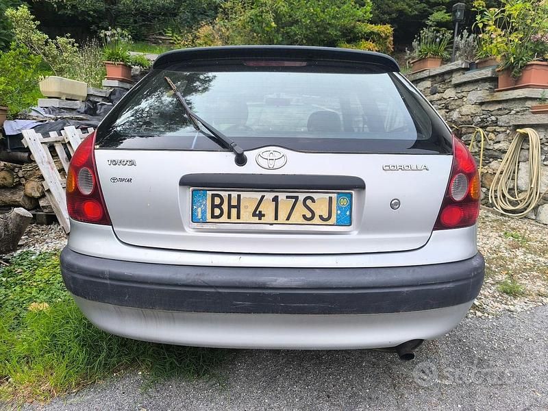 Usata Toyota Corolla 86 CV (63 kW) 2000 Grigio Berlina