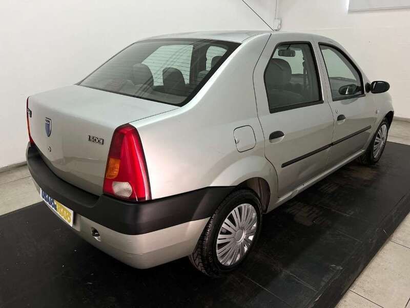 Usata Dacia Logan Lauréate 70 CV (51 kW) 2006 Grigio metallizzato Berlina