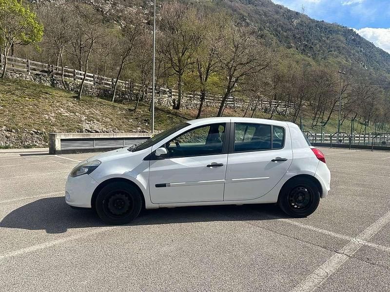 Usata Renault Clio III Dynamique 86 CV (63 kW) 2010 Bianco Berlina