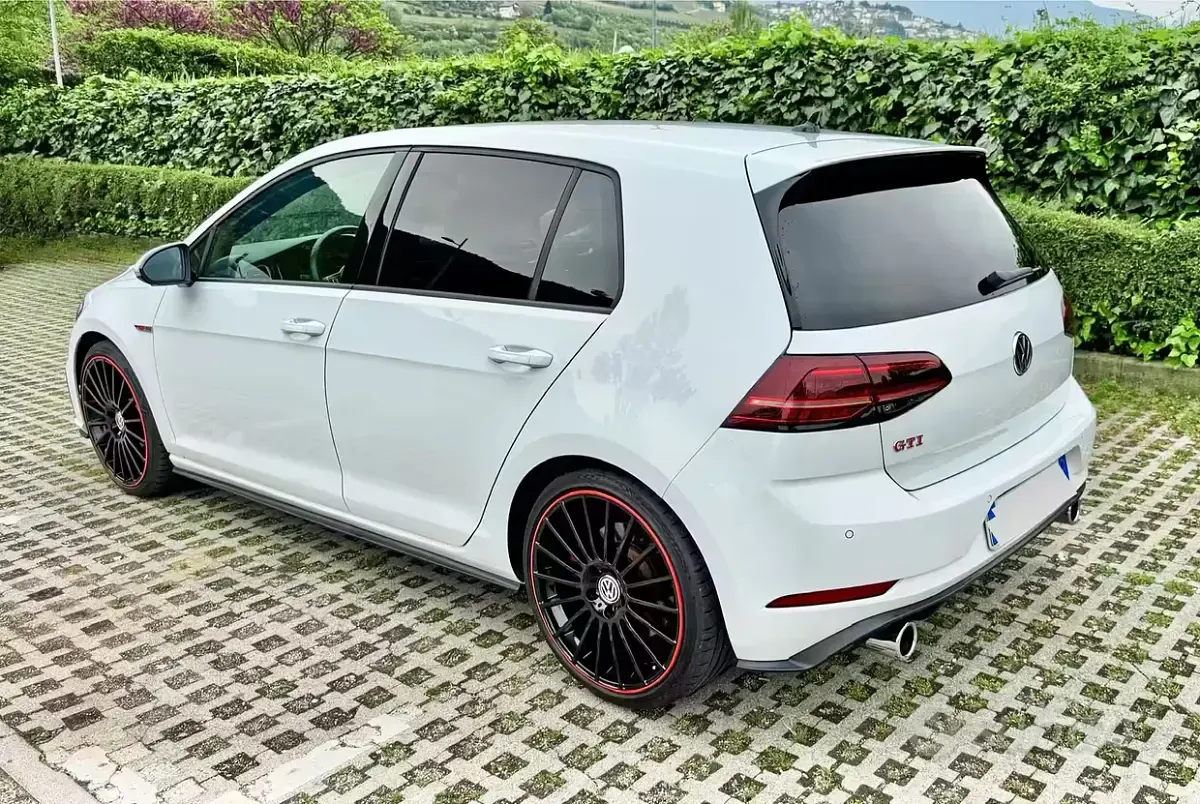 Używany VW Golf VII GTI 245 KM (180 kW) 2019 Biały Sedan/Limuzyna