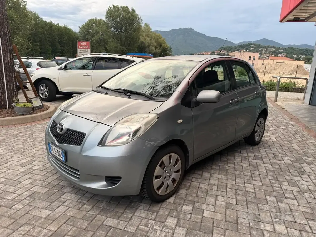 Usata Toyota Yaris 69 CV (50 kW) 2006 Grigio Berlina