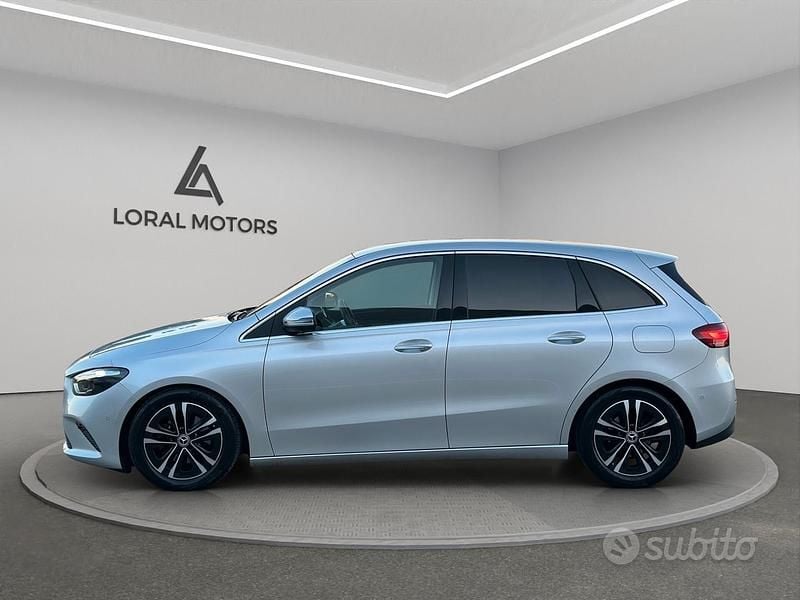 Käytetty Mercedes B180 Advanced Plus 116 HP (85 kW) 2023 Harmaa Tila-auto