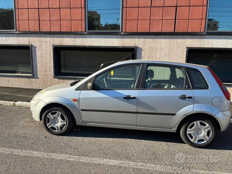Usata Ford Fiesta 68 CV (50 kW) 2003 Grigio Utilitaria