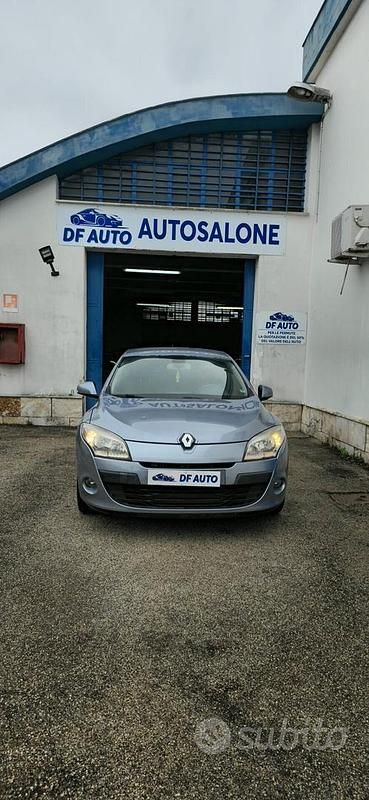Grigio Usata 2009 Renault Mégane Luxe Tre volumi | 3650 € (Buon prezzo) - Immagine 1/4