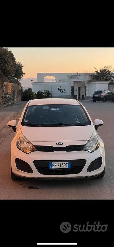 Bianco Usata 2014 Kia Rio Sport Utilitaria | 2700 € (Buon prezzo) - Immagine 1/4