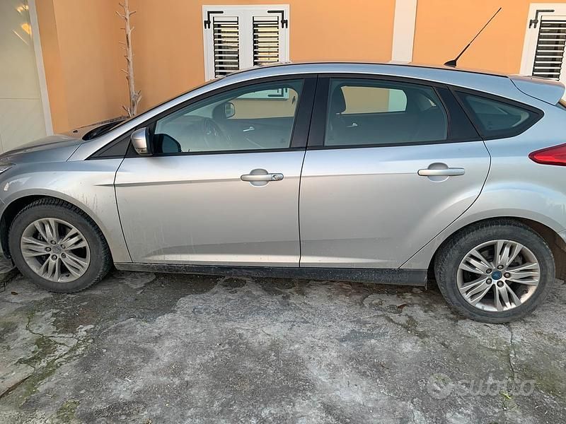 Usata Ford Focus 125 CV (91 kW) 2011 Grigio Berlina