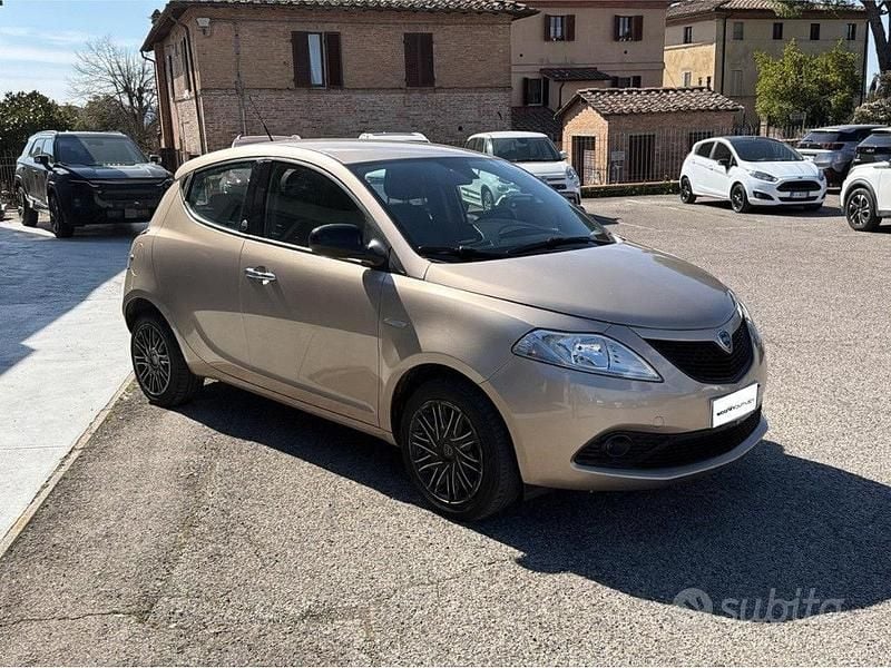 Usata Lancia Ypsilon Gold 69 CV (50 kW) 2018 Giallo Utilitaria