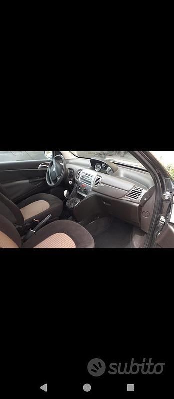 Usado Lancia Ypsilon 75 HP (55 kW) 2006 Preto Citadino