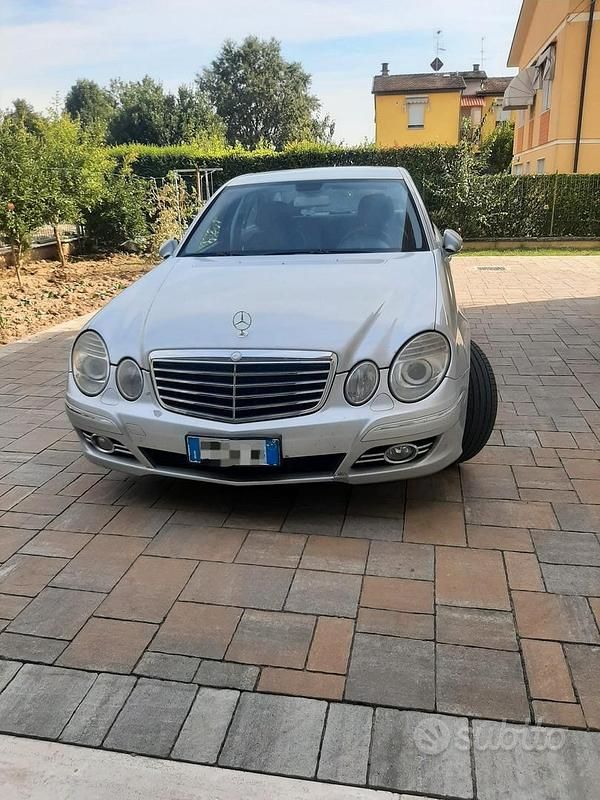Usata Mercedes E220 170 CV (125 kW) 2007 Grigio Berlina